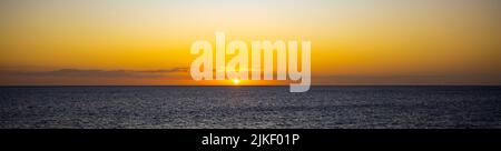 Beeindruckende Sonnenuntergangslandschaft über dem Ozean von der Bucht zwischen Fraser Island und dem Festland, Australien Stockfoto