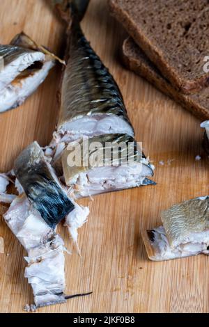 Während des Kochens in Stücke geräucherter Makrele geschnitten, während des Kochens von Fisch geräucherter Makrele Stockfoto