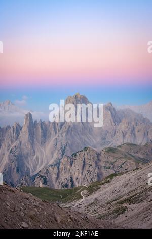 Atemberaubende Aussicht auf die Cadini di Misurina bei einem wunderschönen Sonnenaufgang. Cadini di Misurina ist eine Gruppe von Bergen in den Dolomiten, Italien. Stockfoto