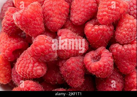 Frischer und süßer Himbeeren Hintergrund. Frische, reife Himbeere aus biologischem Anbau. Strauß rote rosa Himbeeren. Draufsicht Stockfoto