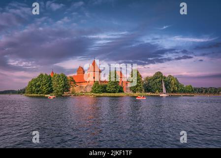 Trakai Castle: Mittelalterliche gotische Inselburg, gelegen im Galve See Stockfoto