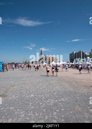 Antwerpen, Belgien, 24. Juli 2022, viele Menschen auf den Schelde Kais in Antwerpen während der Hochschiffrennen Stockfoto