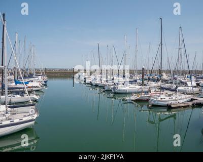 Breskens, Niederlande, 18. Juli 2022, Blick auf den Yachthafen von Breskens an einem Sommertag Stockfoto