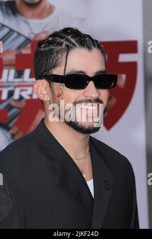 Los Angeles, USA. 01. August 2022. Bad Bunny bei der Premiere „Bullet Train“ im Regency Village/Regency Bruin Theatres, Los Angeles, CA, 1. August 2022. Foto: Joseph Martinez/PictureLux Kredit: PictureLux/The Hollywood Archive/Alamy Live News Stockfoto