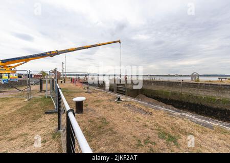 Reparaturen an Schleusentoren von Lydney Harbour. Die Meerestore sind seit langer Zeit gebrochen und werden endlich repariert. Stockfoto