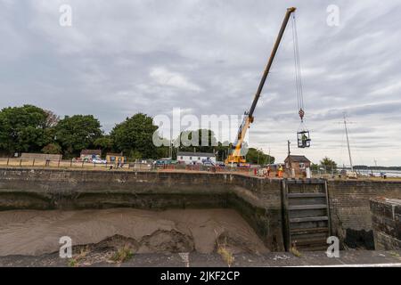 Reparaturen an Schleusentoren von Lydney Harbour. Die Meerestore sind seit langer Zeit gebrochen und werden endlich repariert. Stockfoto