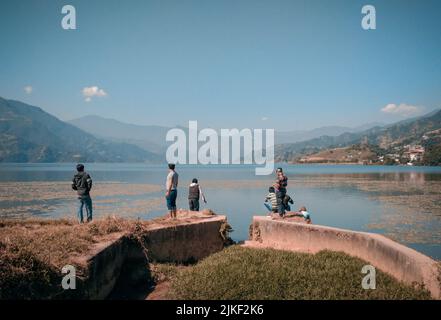 Schöne Aussicht rund um den Phewa See in Pokhara Nepal. Stockfoto