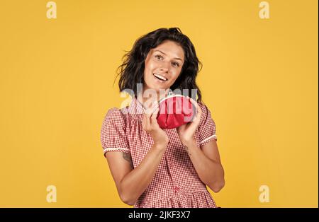 Einkaufen. Käufer im Supermarkt. Kunde mit kleiner Tasche. Zahlungsmethode. Weibliche Shopper mit Brieftasche im Supermarkt. Ergebnis. Frau einkaufen und Stockfoto