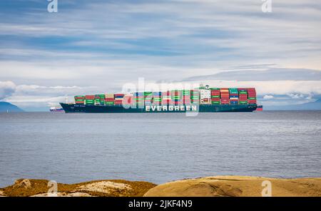 Immergrüne Containerschiff mit voller Ladung im Hafen von Vancouver Island Nanaimo, Kanada-Juli 18,2022 angedockt. Reisefoto, Schifffahrt, niemand, Stockfoto