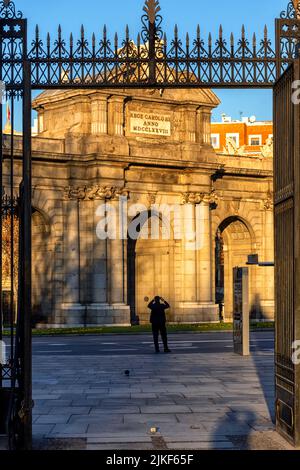 Puerta de Alcalá desde la entrada del Retiro en la Plaza de la Independencia, Madrid, España Stockfoto