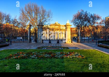 Puerta de Alcalá desde la entrada del Retiro en la Plaza de la Independencia, Madrid, España Stockfoto