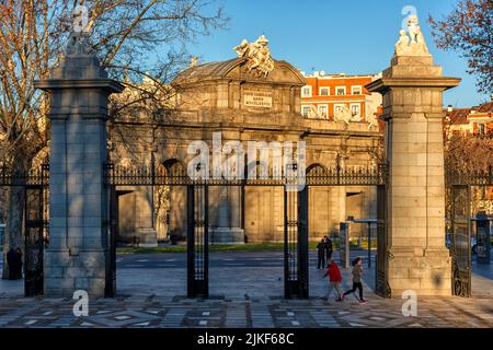 Puerta de Alcalá desde la entrada del Retiro en la Plaza de la Independencia, Madrid, España Stockfoto