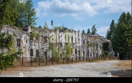 Festung von Busa Verle. Es wurde vor dem Ersten Weltkrieg erbaut und befindet sich in der Nähe des Passes von Vezzena, auf einer Höhe von 1.504 m. ü - Norditalien. Stockfoto