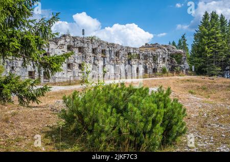 Festung von Busa Verle. Es wurde vor dem Ersten Weltkrieg erbaut und befindet sich in der Nähe des Passes von Vezzena, auf einer Höhe von 1.504 m. ü - Norditalien. Stockfoto