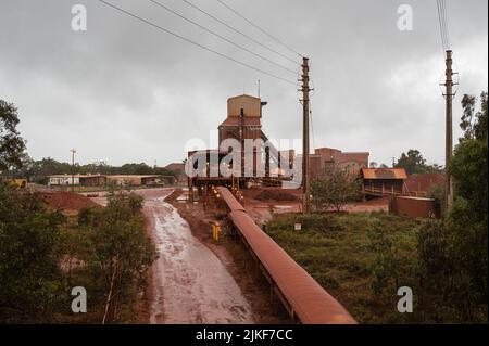 Das nasse Wetter unterstreicht den rot-orangen Staub, der die Bauxit-Raffinerie Nhulunbuy auf der Gove Peninsula im australischen Northern Territory bedeckt. Stockfoto