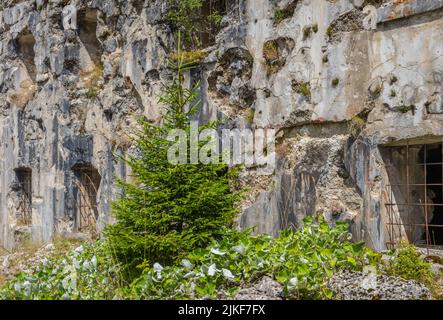 Festung von Busa Verle. Es wurde vor dem Ersten Weltkrieg erbaut und befindet sich in der Nähe des Passes von Vezzena, auf einer Höhe von 1.504 m. ü - Norditalien. Stockfoto