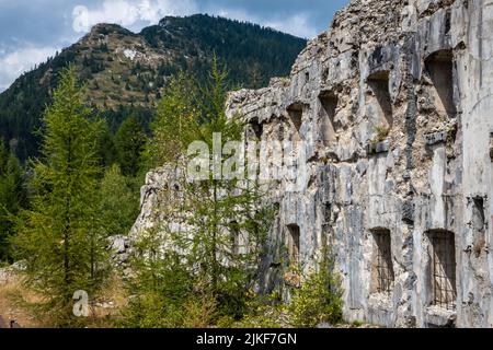 Festung von Busa Verle. Es wurde vor dem Ersten Weltkrieg erbaut und befindet sich in der Nähe des Passes von Vezzena, auf einer Höhe von 1.504 m. ü - Norditalien. Stockfoto