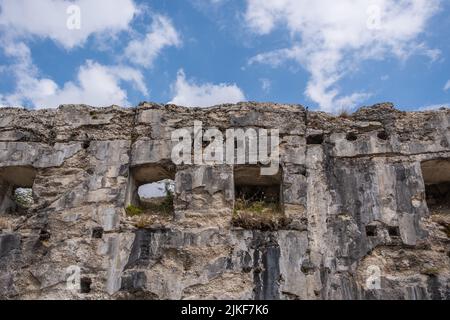 Festung von Busa Verle. Es wurde vor dem Ersten Weltkrieg erbaut und befindet sich in der Nähe des Passes von Vezzena, auf einer Höhe von 1.504 m. ü - Norditalien. Stockfoto