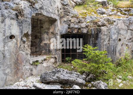 Festung von Busa Verle. Es wurde vor dem Ersten Weltkrieg erbaut und befindet sich in der Nähe des Passes von Vezzena, auf einer Höhe von 1.504 m. ü - Norditalien. Stockfoto