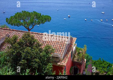 Blick von einem kleinen Hotel über das Meer, Positano berühmtes Dorf an der Amalfiküste, UNESCO-Weltkulturerbe, Kampanien, Italien, Mittelmeer, Europa Stockfoto