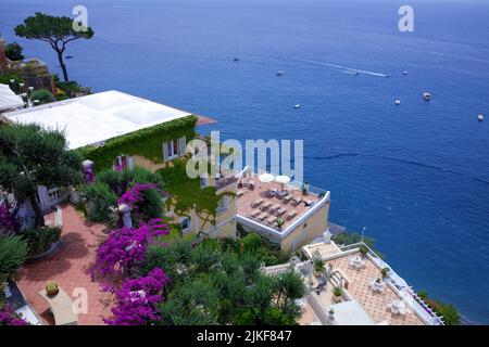 Blick von einem kleinen Hotel über das Meer, Positano berühmtes Dorf an der Amalfiküste, UNESCO-Weltkulturerbe, Kampanien, Italien, Mittelmeer, Europa Stockfoto