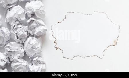 Nicht gesendete Nachricht verbrannte Seite zerknitterte Papierkugel Stockfoto