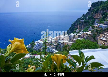 Typische Klippenhäuser in Positano, Amalfiküste, UNESCO-Weltkulturerbe, Kampanien, Italien, Mittelmeer, Europa Stockfoto