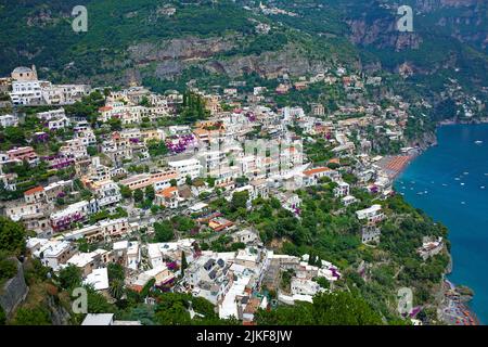 Typische Klippenhäuser in Positano, Amalfiküste, UNESCO-Weltkulturerbe, Kampanien, Italien, Mittelmeer, Europa Stockfoto