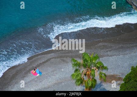 Urlauber am Strand von Positano, Amalfiküste, UNESCO-Weltkulturerbe, Kampanien, Italien, Mittelmeer, Europa Stockfoto