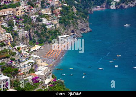 Typische Klippenhäuser und ein Strand in Positano, Amalfiküste, UNESCO-Weltkulturerbe, Kampanien, Italien, Mittelmeer, Europa Stockfoto