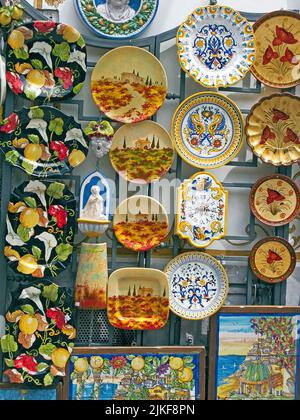 Souvenirs in einem Geschäft in Positano, Amalfiküste, UNESCO-Weltkulturerbe, Kampanien, Italien, Mittelmeer, Europa Stockfoto