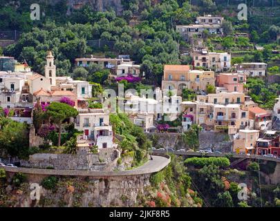 Typische Klippenhäuser in Positano, Panoramastraße SS 163, Amalfiküste, UNESCO-Weltkulturerbe, Kampanien, Italien, Mittelmeer, Europa Stockfoto