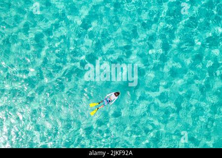 Luftaufnahme eines Jungen, der mit Schnorchelflossen und Skibrillen an einem wunderschönen Strand von Veli ZAL, Dugi otok, Kroatien, schwimmte Stockfoto