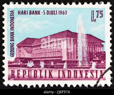 INDONESIEN - UM 1963: Eine in Indonesien gedruckte Marke aus der Ausgabe des "National Banking Day" zeigt die Bank of Indonesia, Djakarta, um 1963. Stockfoto