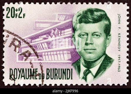 BURUNDI - UM 1966: Eine in Burundi gedruckte Briefmarke zeigt Präsident Kennedy und die Gedenkbibliothek, um 1966. Stockfoto