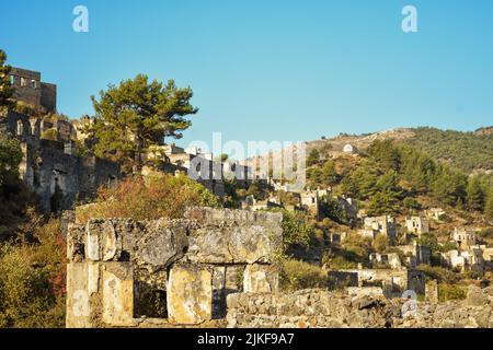 Historisches lykisches Dorf Kayakoy, Fethiye, Mugla, Türkei. Geisterstadt, die vor allem als Lebessos und Lebessis bekannt war. Ein griechischer und türkischer Bösewicht Stockfoto