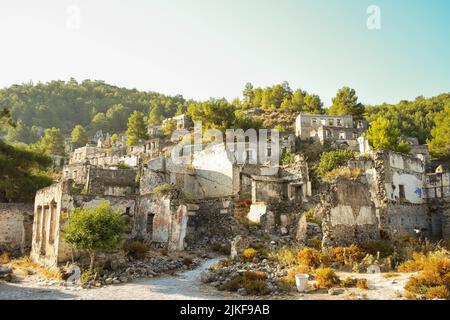 Historisches lykisches Dorf Kayakoy, Fethiye, Mugla, Türkei. Geisterstadt, die vor allem als Lebessos und Lebessis bekannt war. Ein griechischer und türkischer Bösewicht Stockfoto