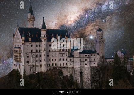 Blick auf Schloss Neuschwanstein in Bayern in einer schönen Nacht mit Sternen des Winters Stockfoto