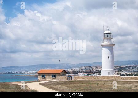 Leuchtturm auf der Insel Zypern, in der Nähe von Old Paphos. Stockfoto