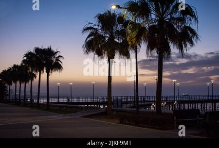 Molos Promenade und Skyline der Küste in Limassol Stadt in Zypern bei Sonnenaufgang. Stockfoto