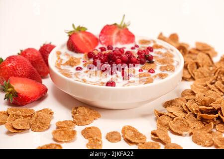 Getreide in Milch getränkt - schnelles Frühstück mit Früchten und Beeren. Stockfoto