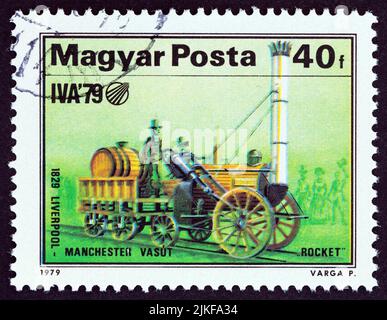 UNGARN - UM 1979: Eine in Ungarn gedruckte Briefmarke zeigt Stephensons Rakete, 1829, um 1979. Stockfoto