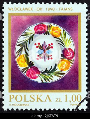 POLEN - UM 1982: Eine in Polen gedruckte Marke aus der Ausgabe 'Polish Ceramics' zeigt Faience Plate, um 1982. Stockfoto