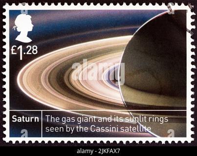 GROSSBRITANNIEN - UM 2012: Eine in Großbritannien gedruckte Marke aus der Ausgabe '50. Anniversary of the First British Satellite: Ariel 1' zeigt Saturn. Stockfoto