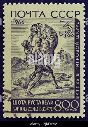 UdSSR - UM 1966: Eine in der UdSSR gedruckte Briefmarke aus dem '800.. Geburtstag des Dichters Shota Rustaveli' zeigt den Ritter in der Haut des Tigers. Stockfoto