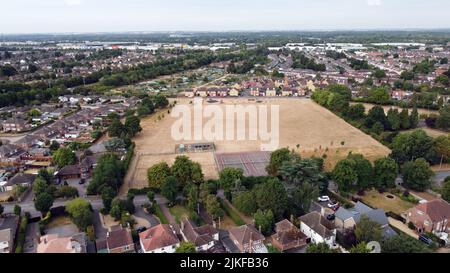 Das ausgetrocknete Spielfeld im Itter Park ist nach der Hitzewelle und dem fehlenden Regen in Peterborough, Cambridgeshire, Großbritannien, braun geworden. 28. Juli 2022 Stockfoto