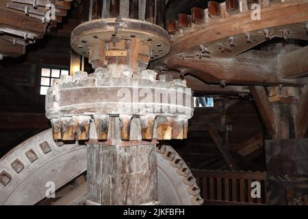 Alte Holzmechanik in einer Windmühle in den Niederlanden Stockfoto