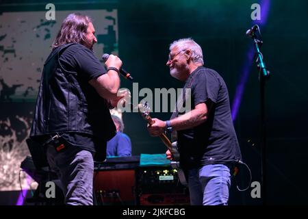 Cinqule, Italien. 01. August 2022. Nomadi treten vor vielen Menschen auf der Bühne der Arena della versilia auf. Stefano Dalle Luche / Alamy Live News. Stockfoto