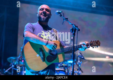 Cinqule, Italien. 01. August 2022. Nomadi treten vor vielen Menschen auf der Bühne der Arena della versilia auf. Stefano Dalle Luche / Alamy Live News. Stockfoto