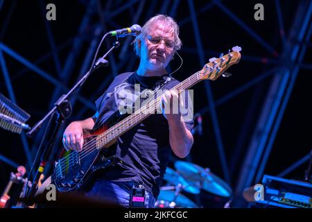 Cinqule, Italien. 01. August 2022. Nomadi treten vor vielen Menschen auf der Bühne der Arena della versilia auf. Stefano Dalle Luche / Alamy Live News. Stockfoto